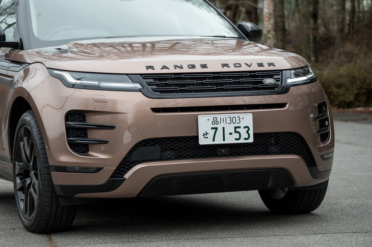 よりシャープになったヘッドランプと新形状のグリルが最新モデルの特徴。レンジローバーファミリーとして統一感のあるエクステリアを目指している。