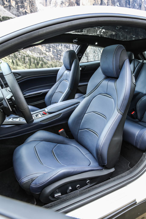 シャシーとボディーの接合部の剛性強化、エアコンの静粛性向上、音響特性に配慮した新素材の採用などにより、「FF」と比べて室内の静粛性が強化されている。