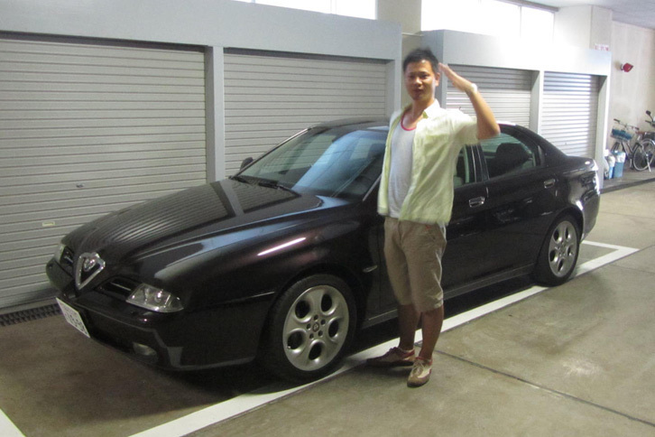 弊社スタッフである安ド二等兵がつい先日まで乗っていた「アルファ166 3.2 V6」（左ハンドル6MTのレア車）。大柄な166をMTで走らせるのは実にステキであった。