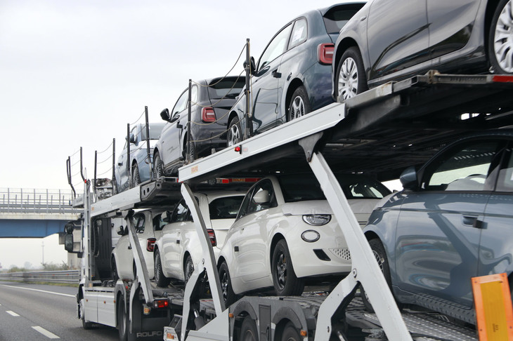 トリノ・ミラフィオーリで生産されている「フィアット500e」を7台運ぶ車両積載車。アウトストラーダA1号線で。2021年10月に撮影。