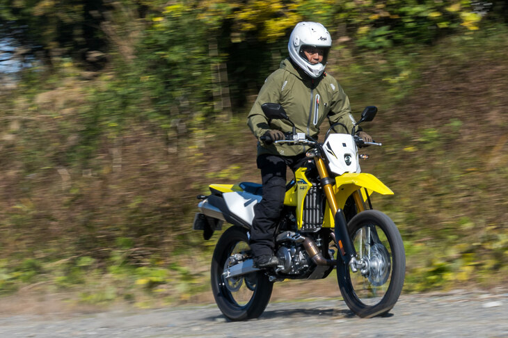 トラクションコントロールには「1」「2」「G（グラベル）」「オフ」の4種類の制御を用意。Gは、ある程度後輪のスリップを許容して未舗装路での駆動力を保持するモードで、「Vストローム」シリーズとは異なり、写真のようなフラットダートだけでなく起伏のある地形でも効果を発揮するようセッティングされている。