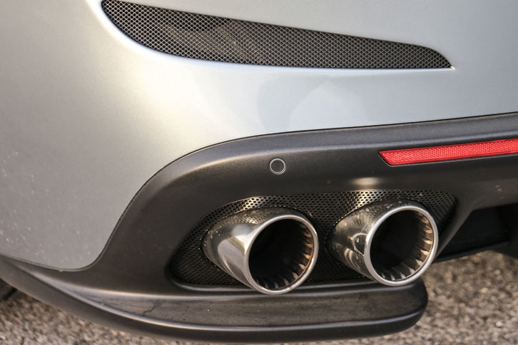 外観上のもうひとつの違いがマフラーエンド。パイプの内側のデザインが異なっている。