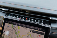 回生ブレーキの効率を最大化する「マックスリジェネレーション」のスイッチは、センターディスプレイ上部の左端と、右ハンドル仕様の運転席からだとやや遠いところに位置している。