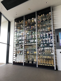 エンストランスの壁一面に広がるトロフィーの山。