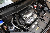 最高出力225ps、最大トルク300Nmを発生させる1.6リッターターボエンジン。JC08モードの燃費値は14.7km/リッター。