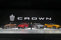 4車種の新型「トヨタ・クラウン」と、トヨタ自動車の豊田章男社長。