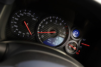 カーボン地の文字盤が目を引くメーター。「50th Anniversary」では、ここにも専用のロゴがあしらわれている。