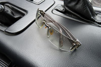 サングラスはブルガリ製。webCGのデスク竹下いわく、「相当に高いものなのでは？」とのこと。さすがにこれは、掛けられないし、捨てられない。