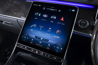 車載されるほとんどの機能のインターフェイスとなっている、12.8インチの縦型有機EL（OLED）ディスプレイ。「3Dコックピットディスプレイ」の表示を切り替えると、こちらのデザインも連動して変化する。