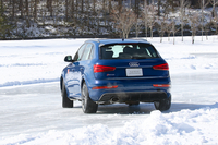 ハンドリング路でのテストに供された「RS Q3」。写真では華麗な“クワトロドリフト”が決まっている。