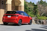 専用ボディーパネルによってボディーは「ノート」よりも40mm幅広くなっている。タイヤは径が16インチから17インチに、幅が185から205に拡大。