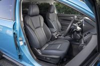 オプションで用意される本革シート。ブラックの表皮にオレンジステッチの組み合わせが主だが、「アドバンス」のみネイビーとオフブラックのツートンにブルーステッチの組み合わせとなる。