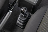 トランスファーの操作については、従来モデルのボタン式から昔ながらのレバー式に変更。前輪にはエアロッキングハブが採用されており、走行中でも2Hと4Hの切り替えが可能となっている。