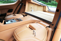 後席の背もたれを前方に倒すと、スポーツカーらしからぬ広いラゲッジスペースを作り出すことができる。