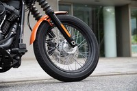 短いフェンダーと大径19インチのスポークホイールのおかげで、フロントまわりはスッキリとした印象だ。