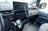 10.25インチのタッチスクリーンを包括したオーディオ／空調のコントロールパネル。シフト・バイ・ワイヤ式ATのセレクターボタンは、初めて乗っても一目瞭然だ。