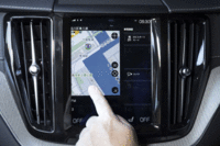 「XC60」のセンターディスプレイは、スマートフォンのように、指先のタッチ／ピンチ／フリックなどで操作する。（写真をクリックすると、フリック動作の様子が見られます）