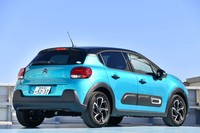 ボディーカラーは写真の「スプリングブルー」を含む全4色。「シャイン」グレードのルーフカラーは2トーンで、ボディーカラーにより組み合わせが異なる。