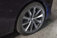 「508 GTライン」用の18インチアルミホイール。タイヤはミシュランの「パイロットスポーツ4」が組み合わされていた。