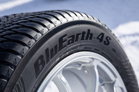 「ブルーアース4S AW21」のサイドウオールデザイン。Four Seasonsを意味する「4S」の文字がオールシーズンタイヤを示している。また、国際基準で定められたシビアスノータイヤ条件に適合した証しである「スノーフレークマーク」が打刻されている。