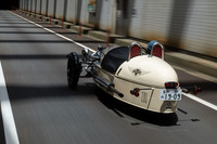 エンジントルクは低回転域でも十分だが、不等爆でトルク変動が大きいため、低速ギアではエンジンをやや“引っ張り気味”にしてやるとスムーズに走れる。