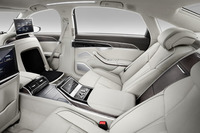 後席の右側にはオプションでリラクゼーションシートが選べる。助手席シートバックのフットレストが選択でき、このフットレストにヒーターやマッサージ機能を装備することもできる。