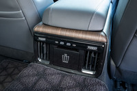 コンソールエンドには後席用のエアアウトレットとUSBタイプCポートに加えて大きな王冠エンブレムがレイアウトされる。