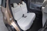 後席は座面の前後スライド（左右一体）と背もたれのリクライニング（50：50分割）が可能。