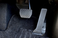 スロットルペダルにはオルガン式を採用。