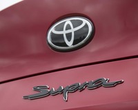 リア中央に配されるエンブレム。毛筆を思わせる「Supra」の車名ロゴが個性的。