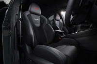 8Wayの電動調整機構が備わる「STI」のロゴ入りRECAROフロントシートを標準で装備。表皮はウルトラスエードと合皮のコンビネーションで、スポーティーに仕上げられている。