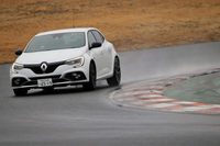 「メガーヌR.S.カップ」が採用する「シャシーカップ」は、ノーマルモデルの「シャシースポール」よりもスプリングレートやダンパーレートを高めるなどして、コーナーでの回頭性を高めている。