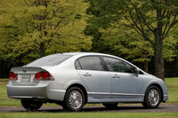 8代目の最大のトピックは、ハイブリッドモデルが設定されたことだ。燃費に特化したエントリーグレードでは、当時の10・15モード計測で31.0km/リッターを記録した。