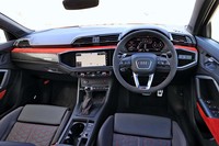 左右を横断するアルカンターラのライン（オプション）が主張するダッシュボード。ステアリングホイールには「RS」ロゴがレイアウトされる。