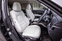 写真のシートはレザーで「ピュアホワイト」と呼ばれるカラー。2.5リッター直4ターボ車以外には今回の改良で、シルクベージュ色ハーフレザレットシートを装備する特別仕様車「シルクベージュセレクション」が設定された。