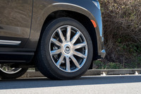 ホイールの意匠を除くと、足元の仕様は「プラチナム」も「スポーツ」も一緒。275/50R22サイズの巨大なオールシーズンタイヤが装着される。