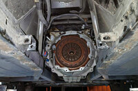 トランスミッションを下ろし、ついにクラッチとご対面。前項の新品パーツ群と見比べていただきたい。