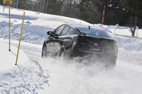 「アイスガード6」では、低燃費タイヤ「ブルーアース」で培った省燃費技術を活用。表面を覆うトレッドゴムの内側に低発熱のベースゴムを挿入することで、燃費性能も向上させた。