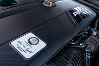 「メルセデスAMG SL43」のエンジンは、「One man, One engine」というAMGの主義にのっとり、熟練職人が手作業で組み上げる。写真は担当者のサイン入りバッジで、エンジンカバーに添えられている。