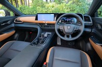 「RS」系グレードのインテリアはブラックとイエローブラウンのコンビカラーでコーディネート。助手席の足元まわりなどが先代モデルよりも広くなっている。