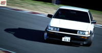 AE86は、「トヨタ・カローラレビン／スプリンタートレノ」としては最後のFR車となった。写真はトヨタの「カローラ50周年記念」ページから。華麗にドリフトをキメるのは、ドリキンこと土屋圭一氏だ。