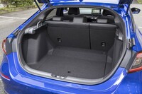 荷室の容量は同等装備の1.5リッターガソリンターボ車と同じ404リッター。電動化によって床下収納の容量が5リッターだけ小さくなっている。