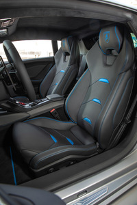 内外装については、無数に用意された色やパーツ素材によってコーディネートが可能。オーダーメイドプログラム「アドペルソナム」を含む、特別なオプションも多数用意されている。