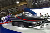 ホンダブースに展示されていた「ホンダジェット」の胴体。予約制で、キャビンに乗り込むことができた。