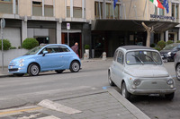 新旧の「フィアット500」。両モデルがそろうのは、今なおイタリアの街角ではさほど珍しいことではない。写真はローマでのスナップ。