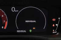 ドライブモードに、「コンフォート」「スポーツ」「＋R」に加えて「インディビジュアル」が設定されたのも新型のトピック。エンジンやステアリング、サスペンションなどの制御を、任意で設定できるようになった。