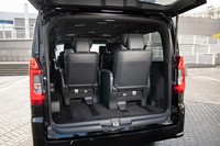 こちらは6人乗り仕様車の荷室。写真のように、3列目のスライド位置で積載容量が変わってくる。8人乗り仕様車同様、容量90リッターのトランクは4個積める。