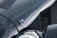 ボディーについては、シャシーの組み立てから木材の成形、内装の縫製にいたるまで、すべての工程が職人の手作業で行われる。大きなアルミ製エンジンフードも、工員が手叩きで成形したものだ。