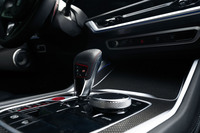 操作系は、レバータイプのシフトセレクターを備えるなど比較的コンサバティブ。ただし、空調等の操作がタッチスクリーンにまとめられるなど、各所でデジタル化も図られている。