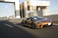 ほかのマクラーレン車と同様にMRの駆動方式が採られる「マクラーレンGT」。前後の重量配分は42.5：57.5となっている。